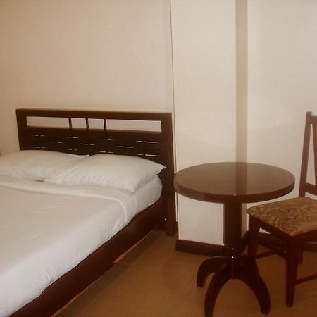 Roxas Midtown Hotel Esterno foto