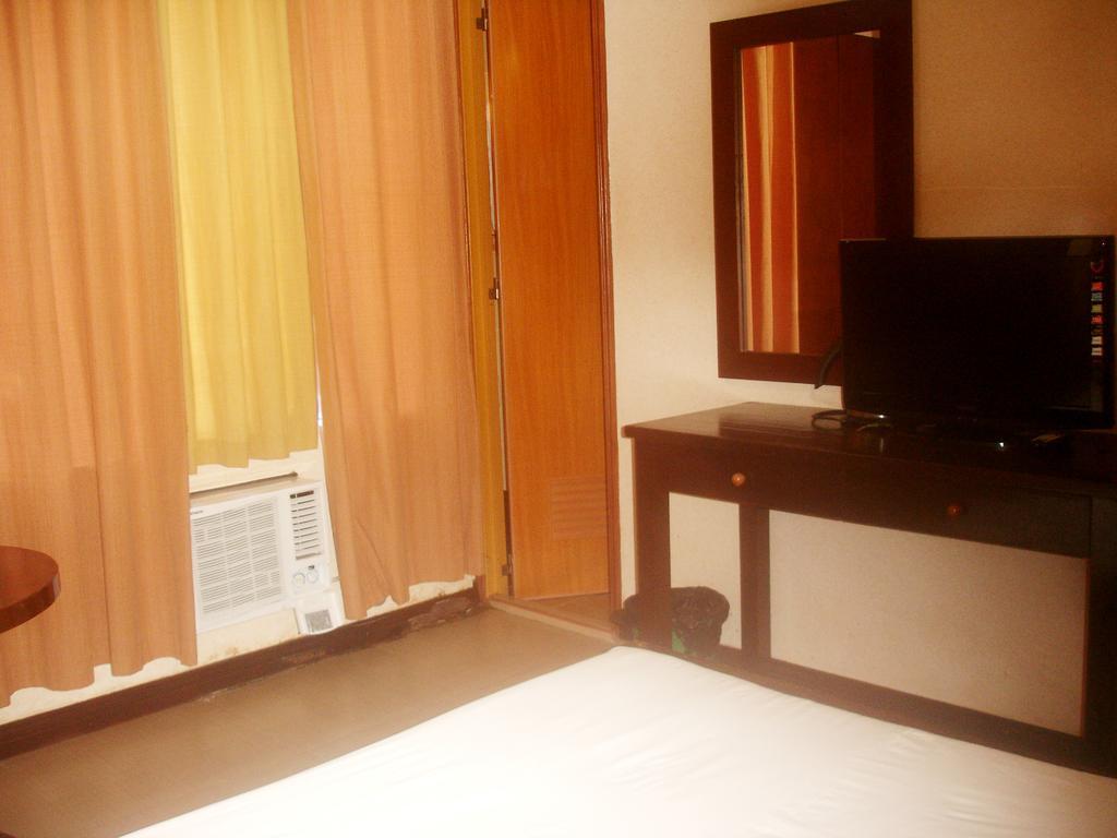 Roxas Midtown Hotel Esterno foto